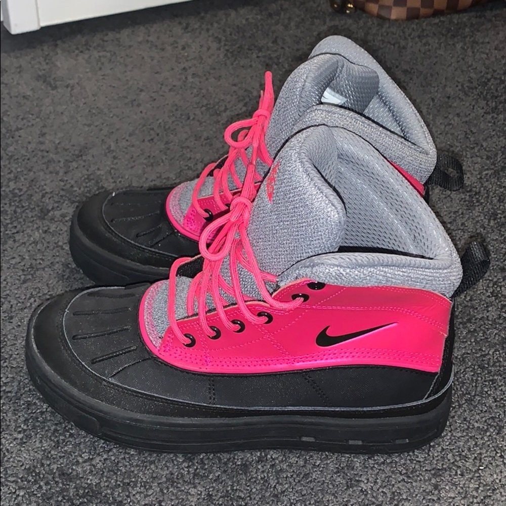 Kids Nike pink, black, & grey snow boots. Size 4Y